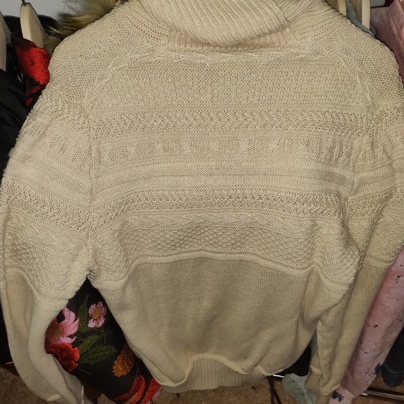 Sweater - Picture 4 of 4